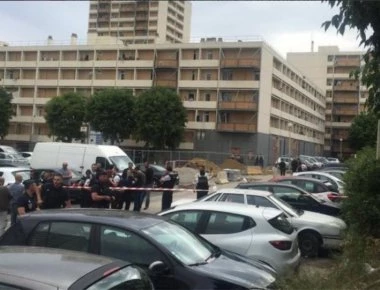 Συναγερμός στη Μασσαλία: Κουκουλοφόροι άνοιξαν πυρ με καλάσνικοφ! - Ένας τραυματίας (βίντεο)